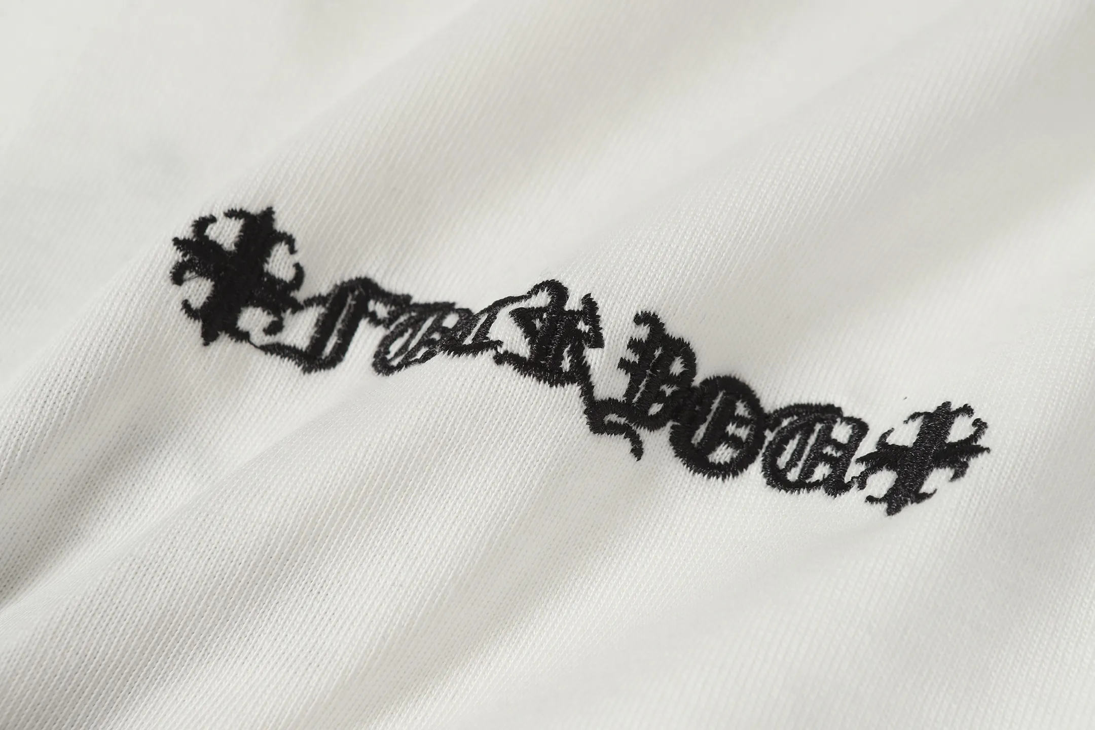 P170 Model 2210 280g heavy double yarn -Chrome Hearts/Chrome Heart Cross✝️Skin embroidered short-sleeved T-shirt -High weight, high density and high quality. The wool is soft, delicate and skin-friendly. It feels soft and silky. It has excellent warmth and skin-friendly properties. -Customized weaving and dyeing, no color difference. No matter the fabric or workmanship details, it beats the ordinary version on the market. -Colour: black white -Size: S M L XL